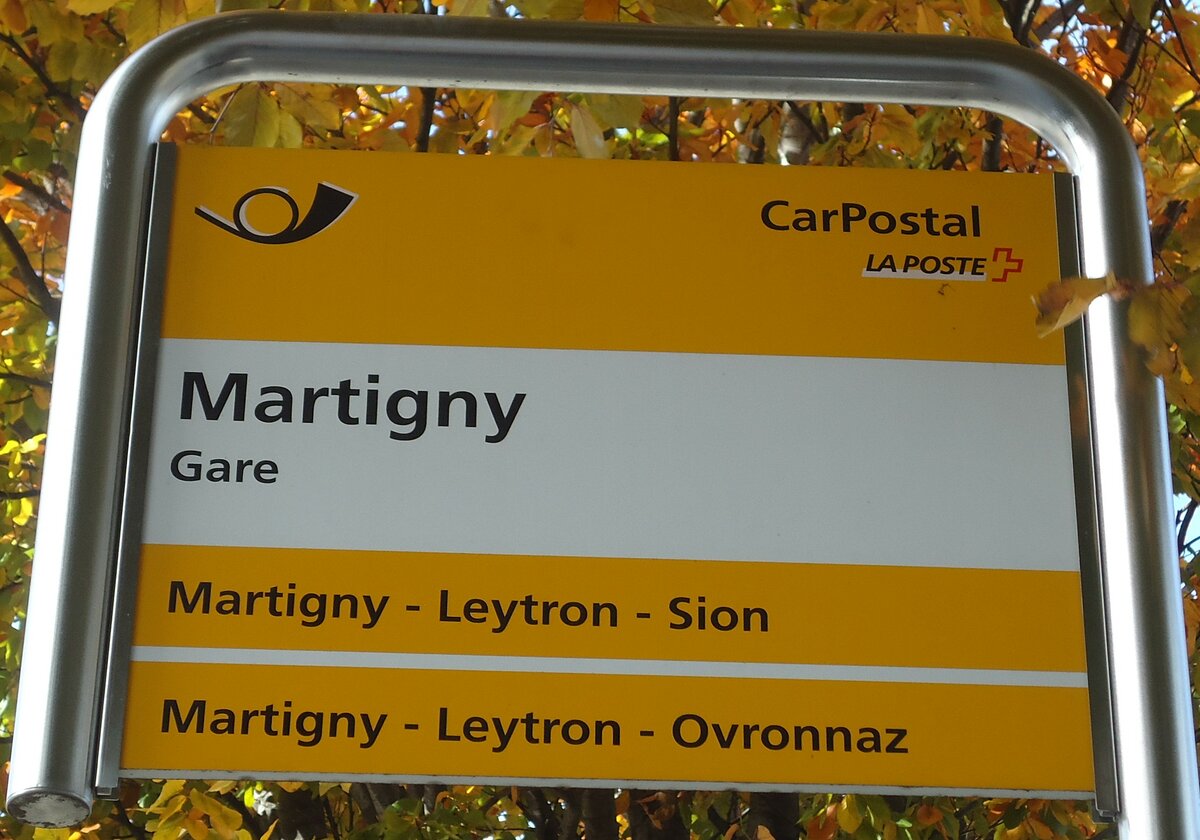 (130'875) - PostAuto-Haltestellenschild - Martigny, Gare - am 1. November 2010