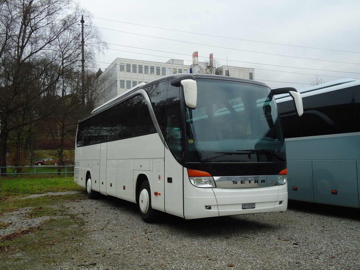 (131'016) - EvoBus, Zrich - ZH 115'097 - Setra am 17. Dezember 2010 in Kloten, EvoBus