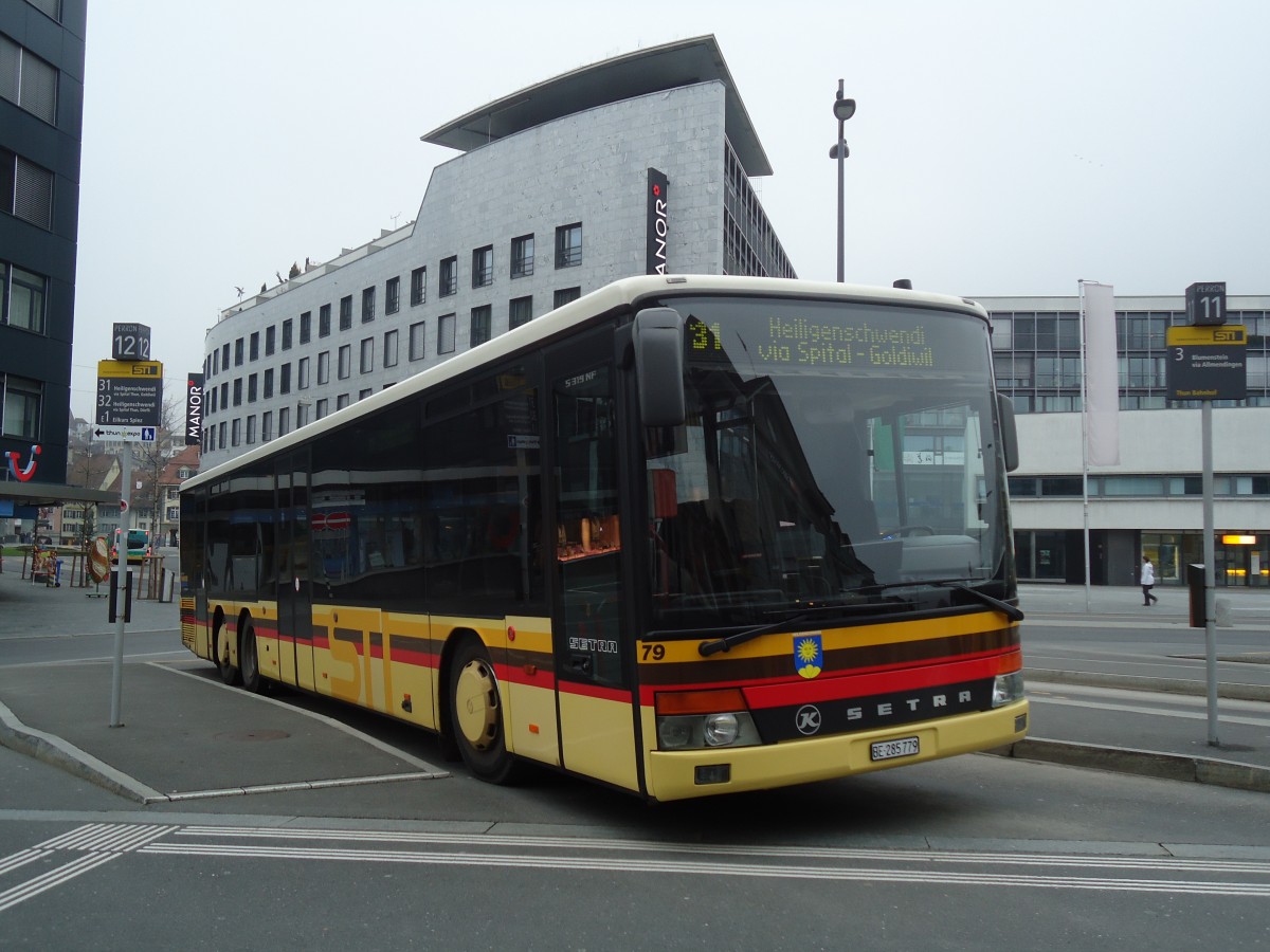 (131'068) - STI Thun - Nr. 79/BE 285'779 - Setra am 21. November 2010 beim Bahnhof Thun