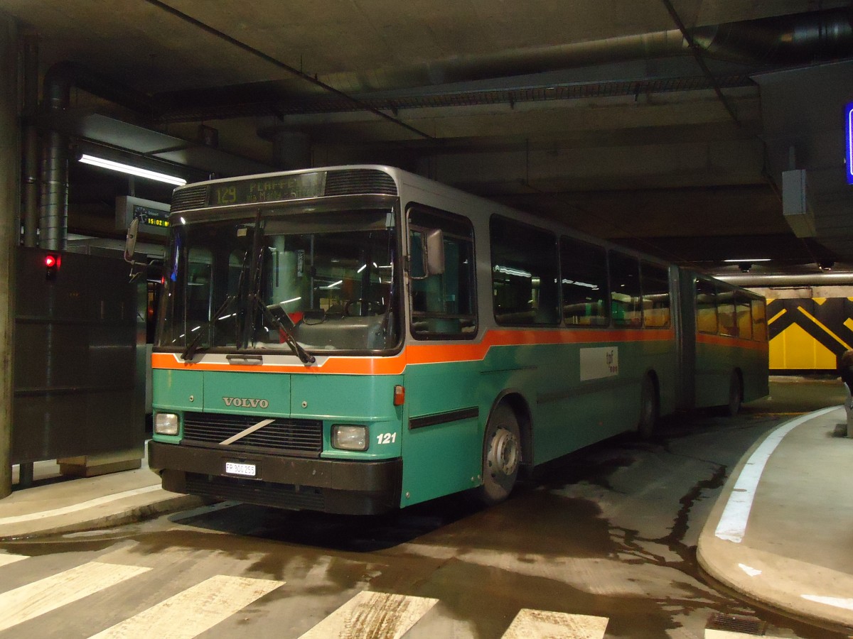 (131'092) - TPF Fribourg - Nr. 121/FR 300'255 - Volvo/Hess (ex GFM Fribourg Nr. 121) am 26. November 2010 in Fribourg, Busbahnhof