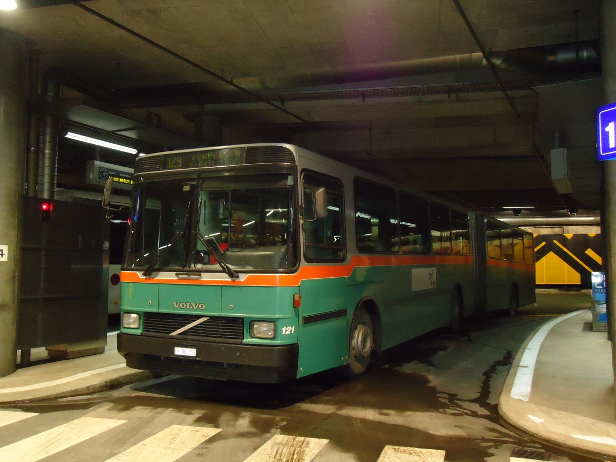 (131'094) - TPF Fribourg - Nr. 121/FR 300'255 - Volvo/Hess (ex GFM Fribourg Nr. 121) am 26. November 2010 in Fribourg, Busbahnhof