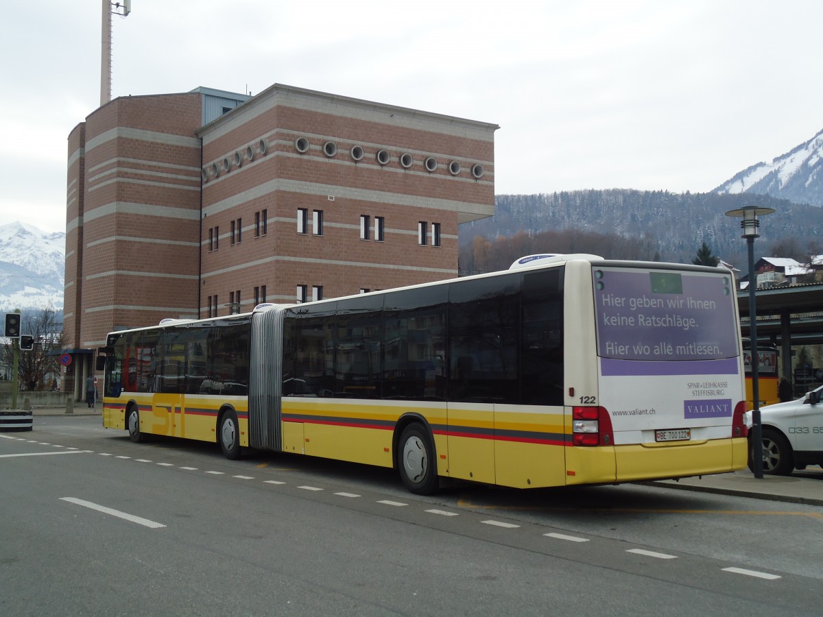 (131'135) - STI Thun - Nr. 122/BE 700'122 - MAN am 28. November 2010 beim Bahnhof Spiez