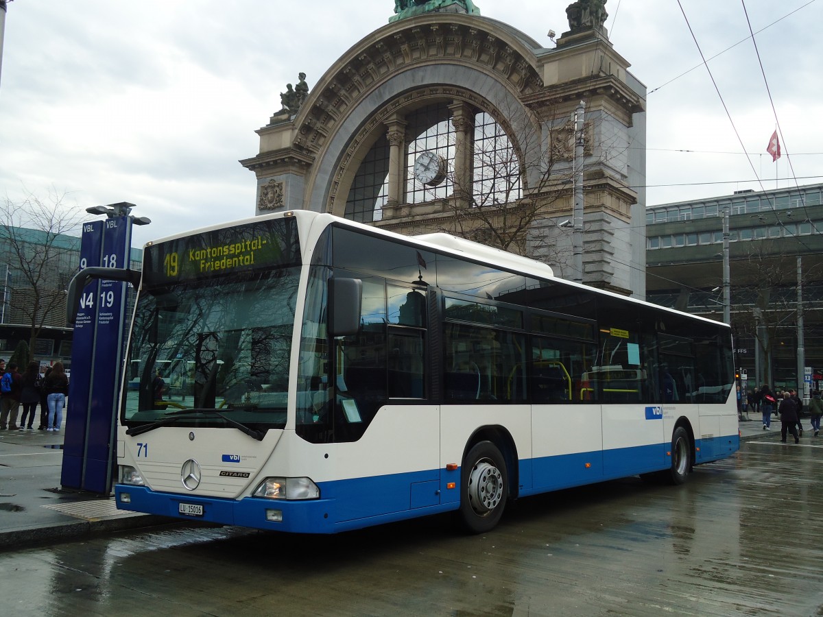 (131'402) - VBL Luzern - Nr. 71/LU 15'016 - Mercedes am 8. Dezember 2010 beim Bahnhof Luzern