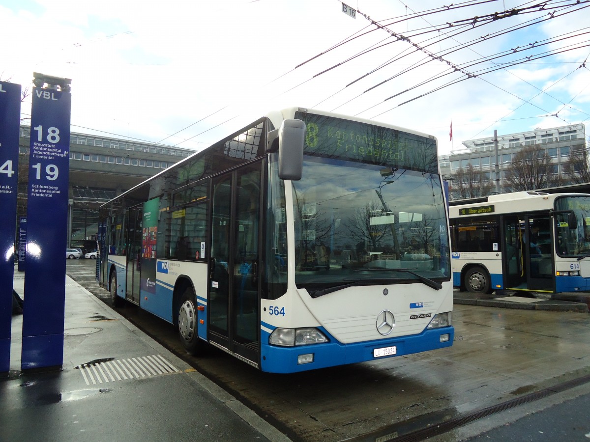 (131'408) - VBL Luzern - Nr. 564/LU 15'024 - Mercedes (ex Gowa, Luzern Nr. 64) am 8. Dezember 2010 beim Bahnhof Luzern