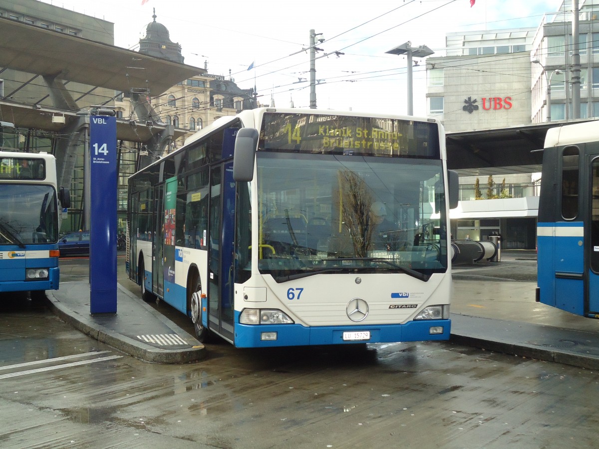 (131'416) - VBL Luzern - Nr. 67/LU 15'729 - Mercedes am 8. Dezember 2010 beim Bahnhof Luzern