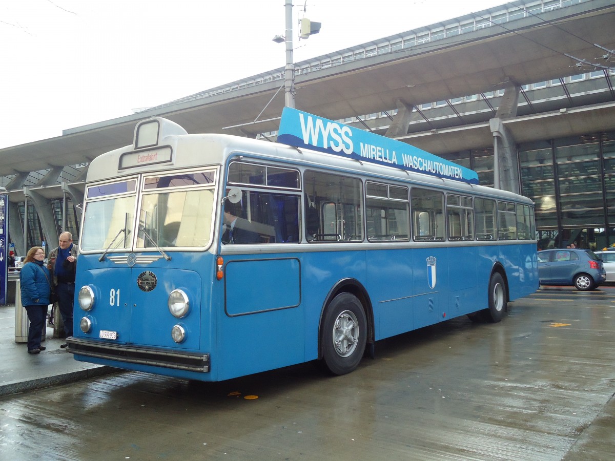 (131'420) - VBL Luzern - Nr. 81/LU 999'932 - FBW/Hess am 8. Dezember 2010 beim Bahnhof Luzern