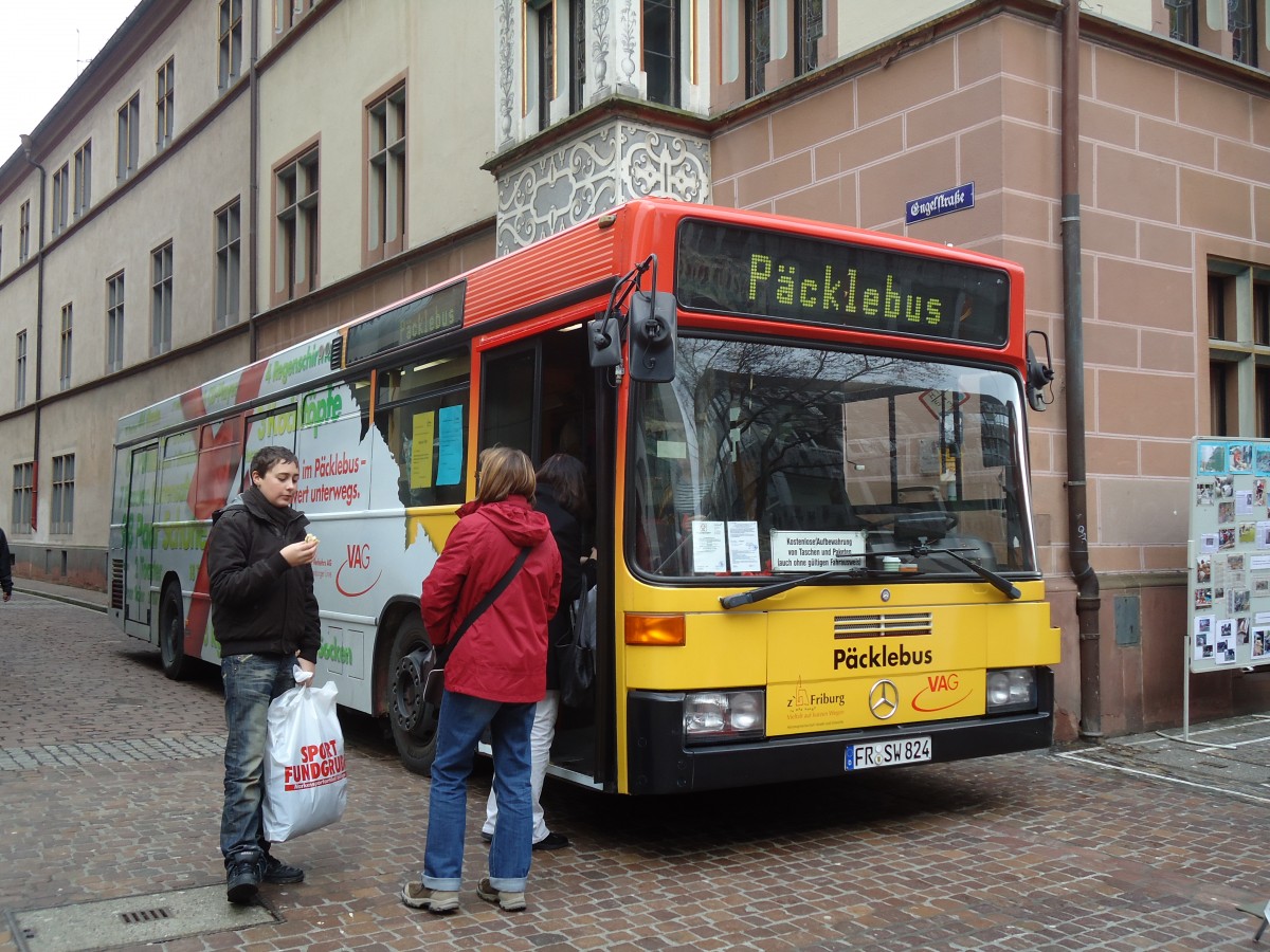 (131'567) - VAG Freiburg - Nr. 824/FR-SW 824 - Mercedes am 11. Dezember 2010 in Freiburg, Engelstrasse