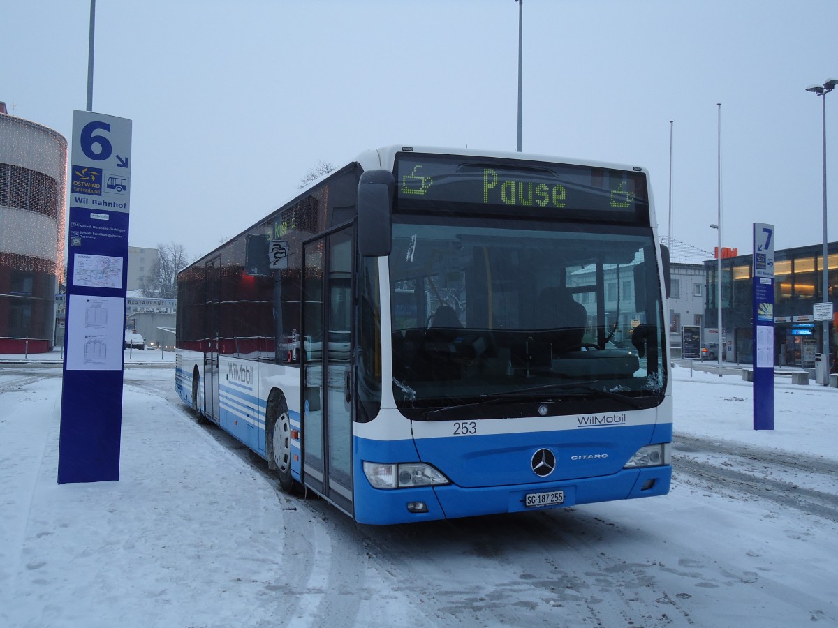 (131'599) - WilMobil, Wil - Nr. 253/SG 187'255 - Mercedes am 15. Dezember 2010 beim Bahnhof Wil 