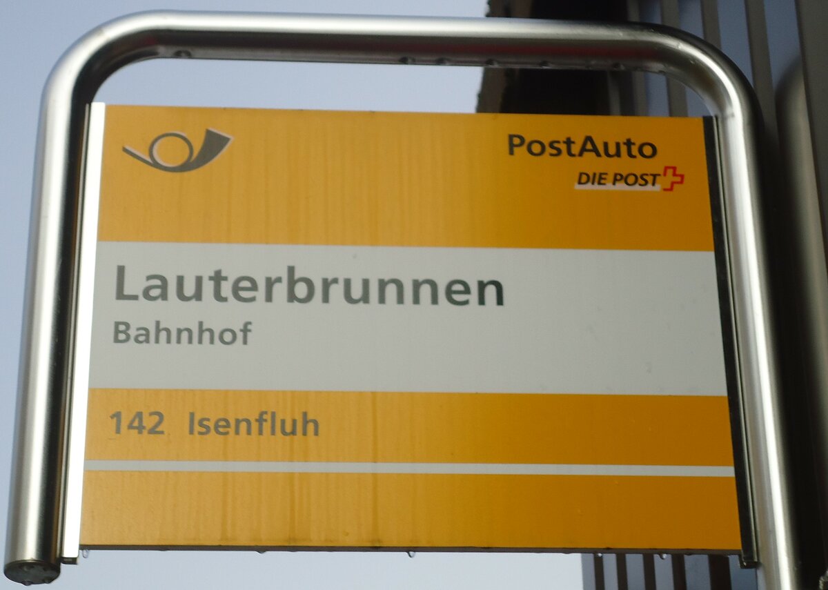 (131'826) - PostAuto-Haltestellenschild - Lauterbrunnen, Bahnhof - am 30. Dezember 2010