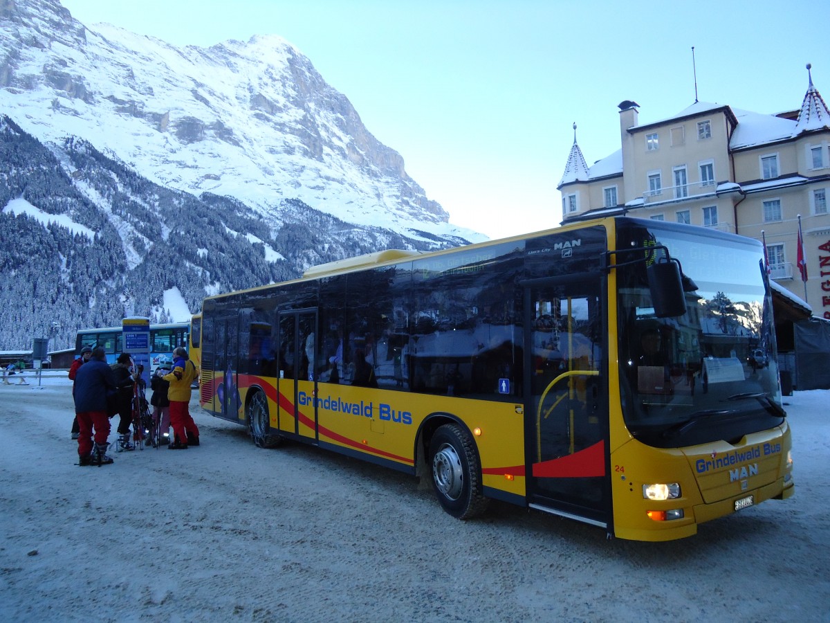 (131'858) - AVG Grindelwald - Nr. 24/BE 364'408 - MAN/Gppel am 31. Dezember 2010 beim Bahnhof Grindelwald