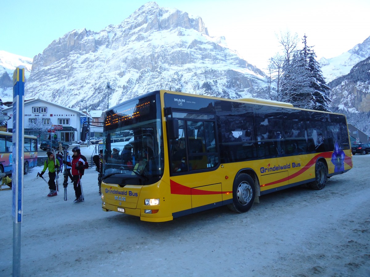 (131'865) - AVG Grindelwald - Nr. 13/BE 407'170 - MAN/Gppel am 31. Dezember 2010 beim Bahnhof Grindelwald