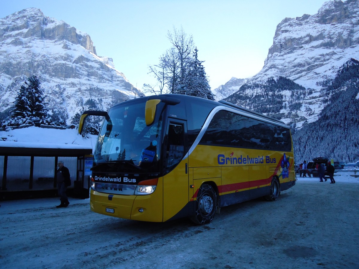 (131'868) - AVG Grindelwald - Nr. 28/BE 268'737 - Setra am 31. Dezember 2010 beim Bahnhof Grindelwald