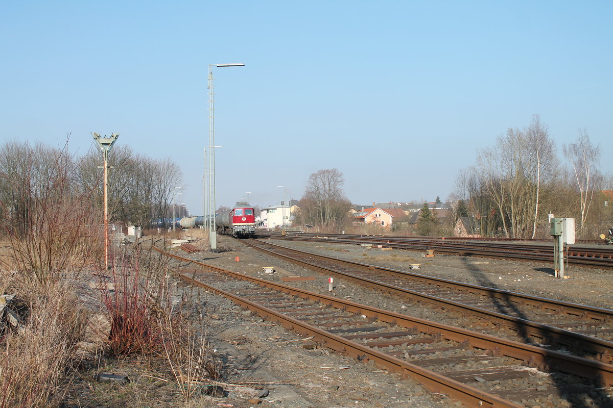 132 158 zieht nun beide Kesselzugteile aus dem Tanklager heraus in Marktredwitz. 18.03.16