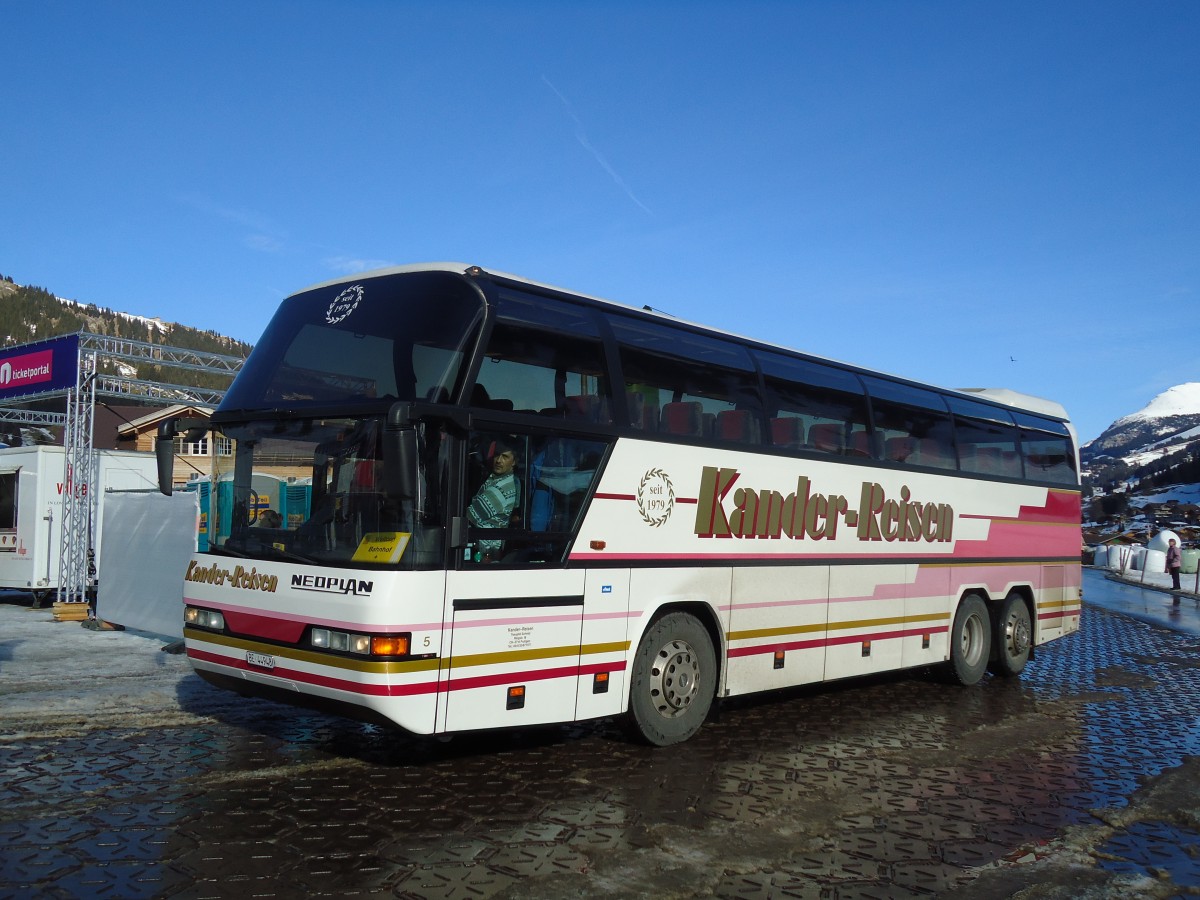 (132'139) - Kander-Reisen, Frutigen - Nr. 5/BE 44'948 - Neoplan am 8. Januar 2011 in Adelboden, Weltcup