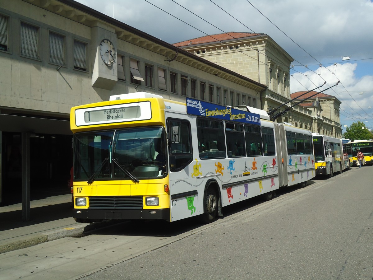 (135'924) - VBSH Schaffhausen - Nr. 117 - NAW/Hess Gelenktrolleybus am 14. September 2011 beim Bahnhof Schaffhausen