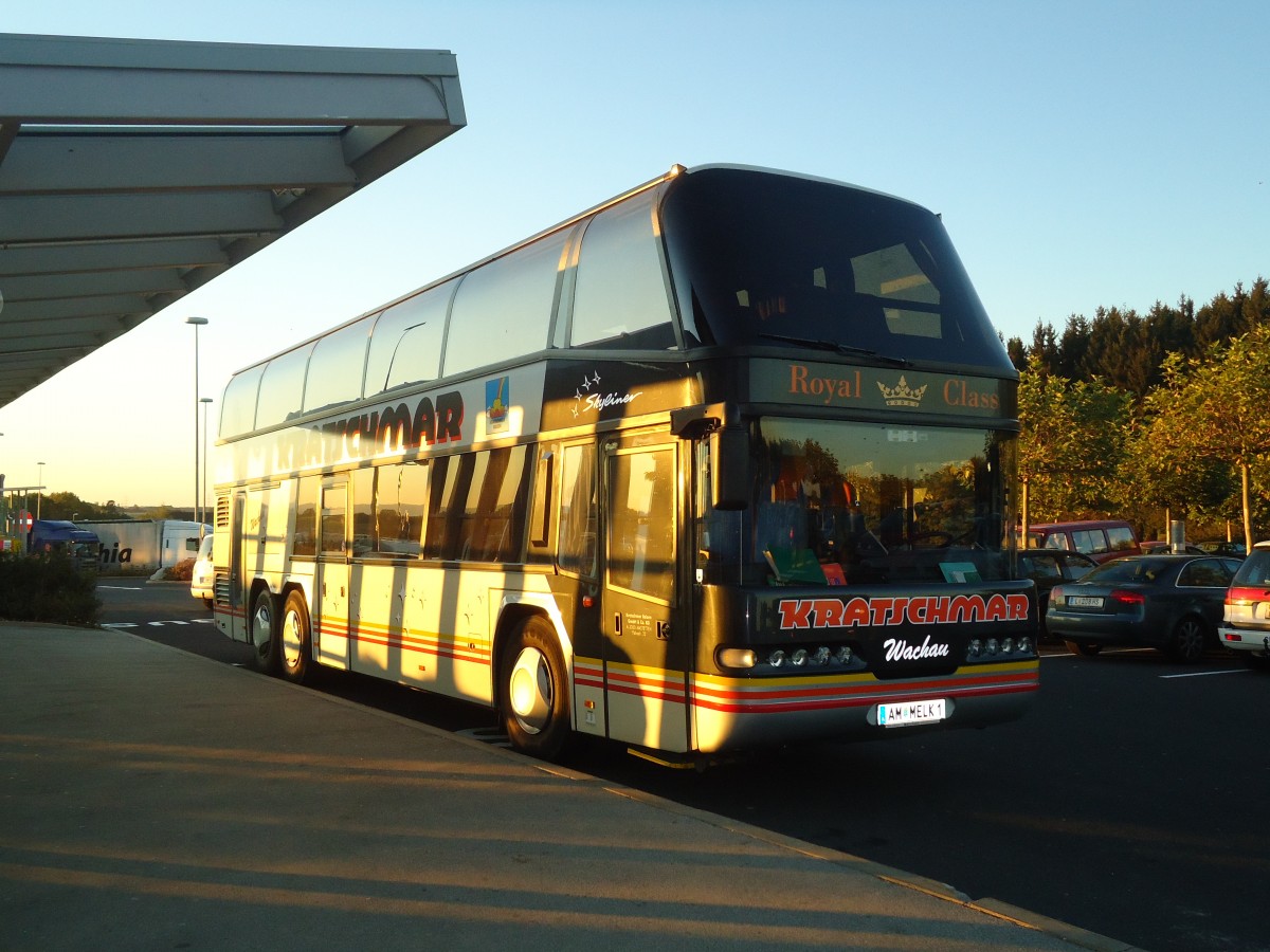 (136'269) - Kratschmar, Amstetten - AM MELK 1 - Neoplan am 2. Oktober 2011 in Voralpenkreuz, Raststation