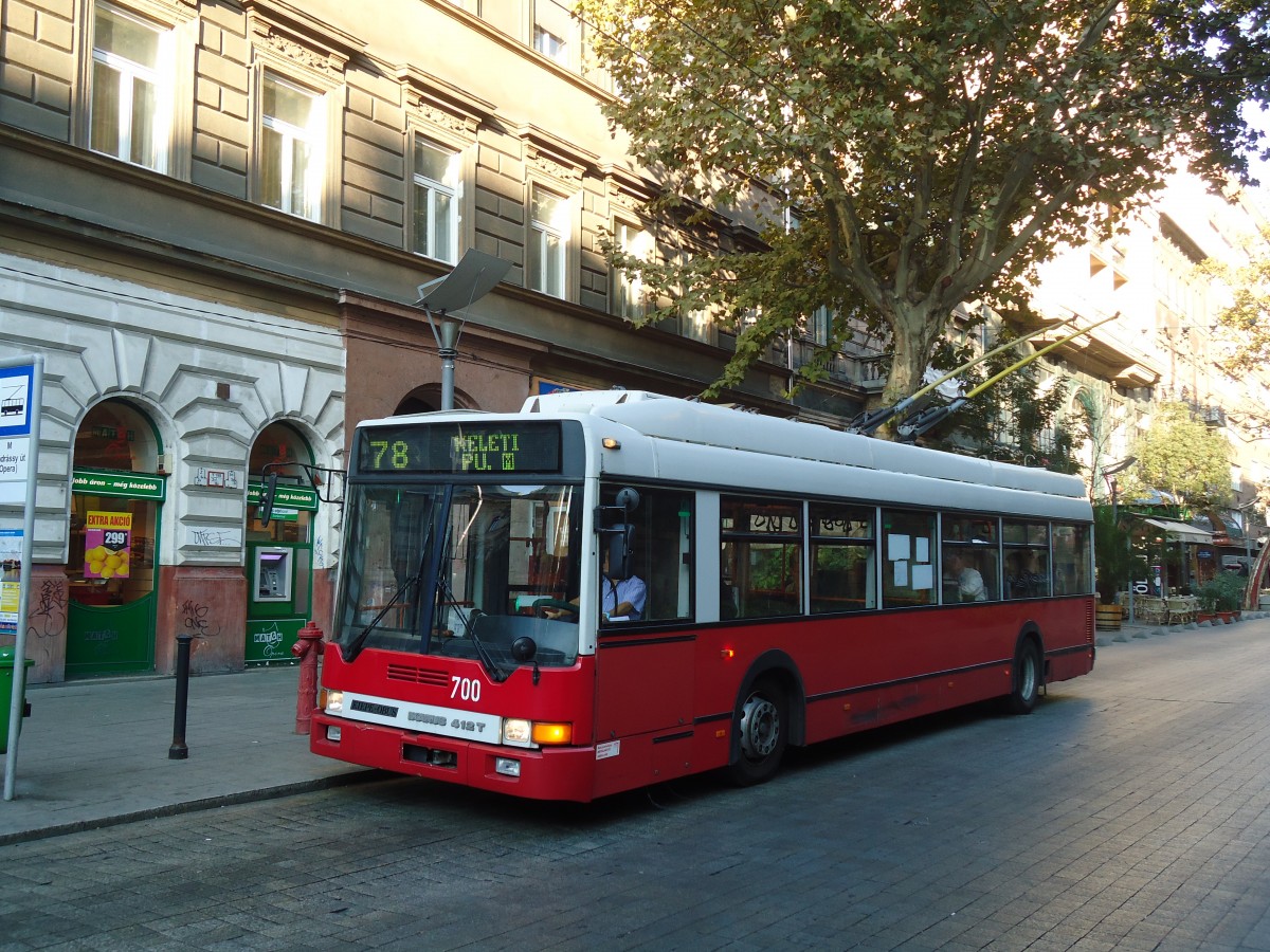 (136'278) - BKV Budapest - Nr. 700 - Ikarus Trolleybus am 3. Oktober 2011 in Budapest, M Andrssy t (Opera)