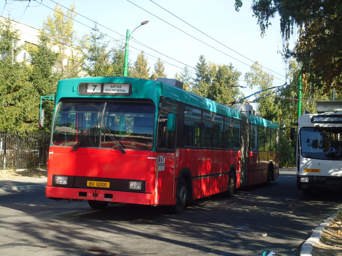 (136'355) - RAT Brasov - Nr. 69/BV 00'100 - Volvo/R&J Gelenktrolleybus (ex VB Biel/CH Nr. 69) am 4. Oktober 2011 in Brasov, Rulmentul