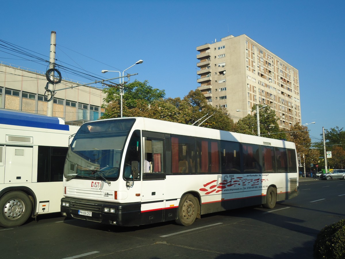 (136'398) - DST Ploiesti - PH 69 DST - Den Oudsten am 5. Oktober 2011 beim Bahnhof Ploiesti Sd