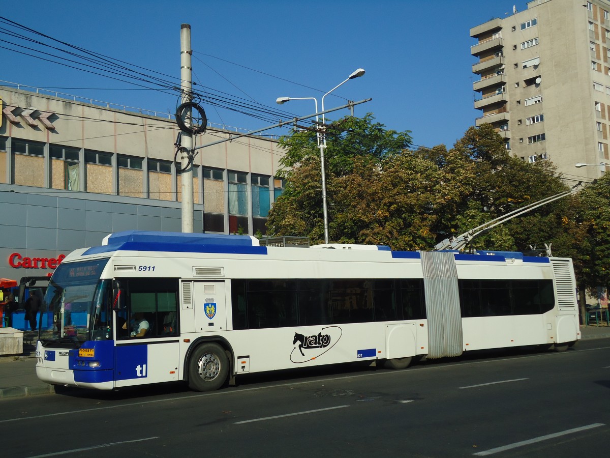 (136'429) - RATP Ploiesti - Nr. 5911/PH 916 - Neoplan Gelenkduobus (ex TL Lausanne/CH Nr. 827) am 5. Oktober 2011 beim Bahnhof Ploiesti Sd