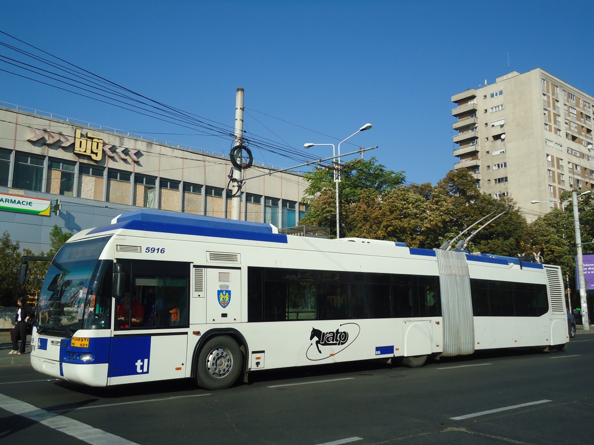 (136'446) - RATP Ploiesti - Nr. 5916/PH 921 - Neoplan Gelenkduobus (ex TL Lausanne/CH Nr. 806) am 5. Oktober 2011 beim Bahnhof Ploiesti