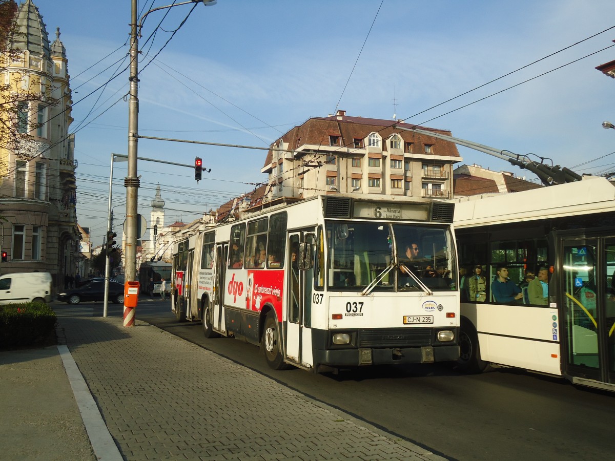 (136'502) - Ratuc, Cluj-Napoca - Nr. 37/CJ-N 235 - Rocar Gelenktrolleybus am 6. Oktober 2011 in Cluj-Napoca