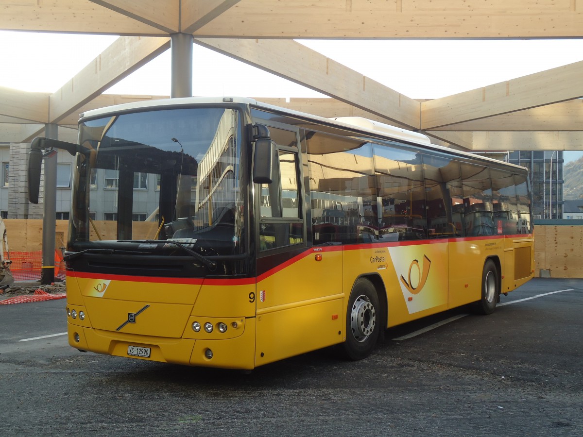 (136'866) - Lathion, Sion - Nr. 9/VS 12'990 - Volvo am 22. November 2011 beim Bahnhof Sion