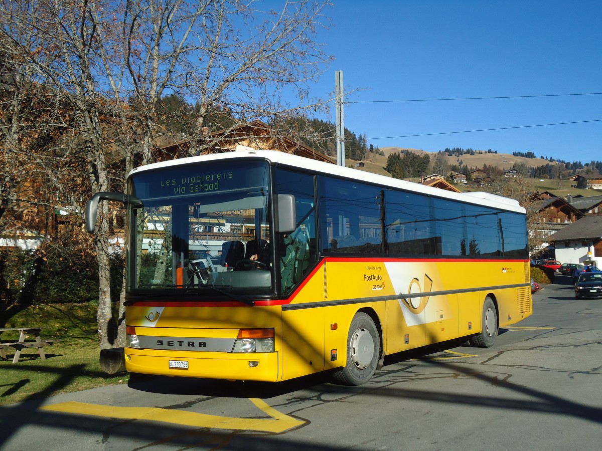 (137'006) - Kbli, Gstaad - BE 235'726 - Setra am 25. November 2011 beim Bahnhof Schnried