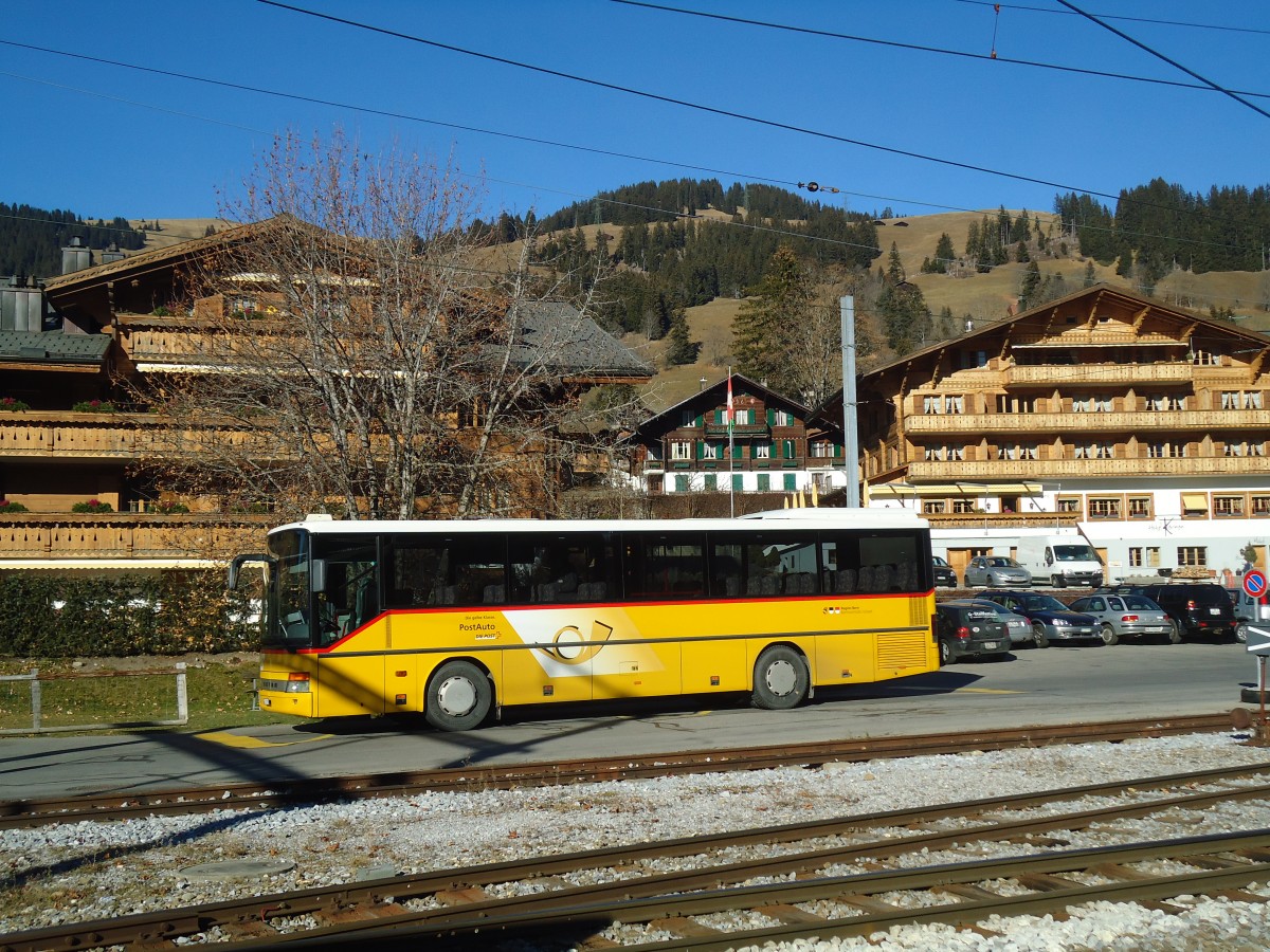 (137'007) - Kbli, Gstaad - BE 235'726 - Setra am 25. November 2011 beim Bahnhof Schnried