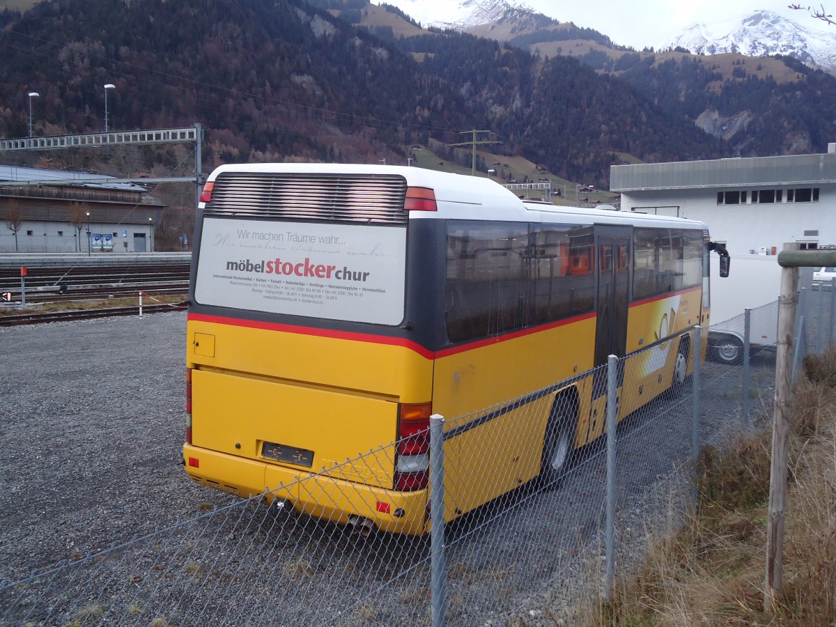 (137'105) - PostAuto Graubnden - Neoplan (ex P 25'138) am 4. Dezember 2011 beim Bahnhof Frutigen