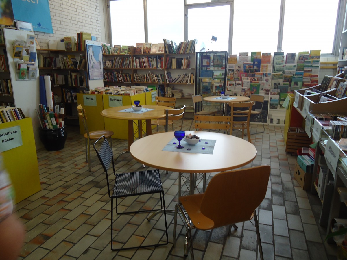 (138'594) - 5 Jahre BrockiShop Thun: Die Kaffeeecke in der Bcherabteilung am 1. Mai 2012