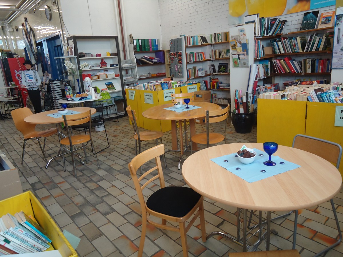 (138'596) - 5 Jahre BrockiShop Thun: Die Kaffeeecke in der Bcherabteilung am 1. Mai 2012