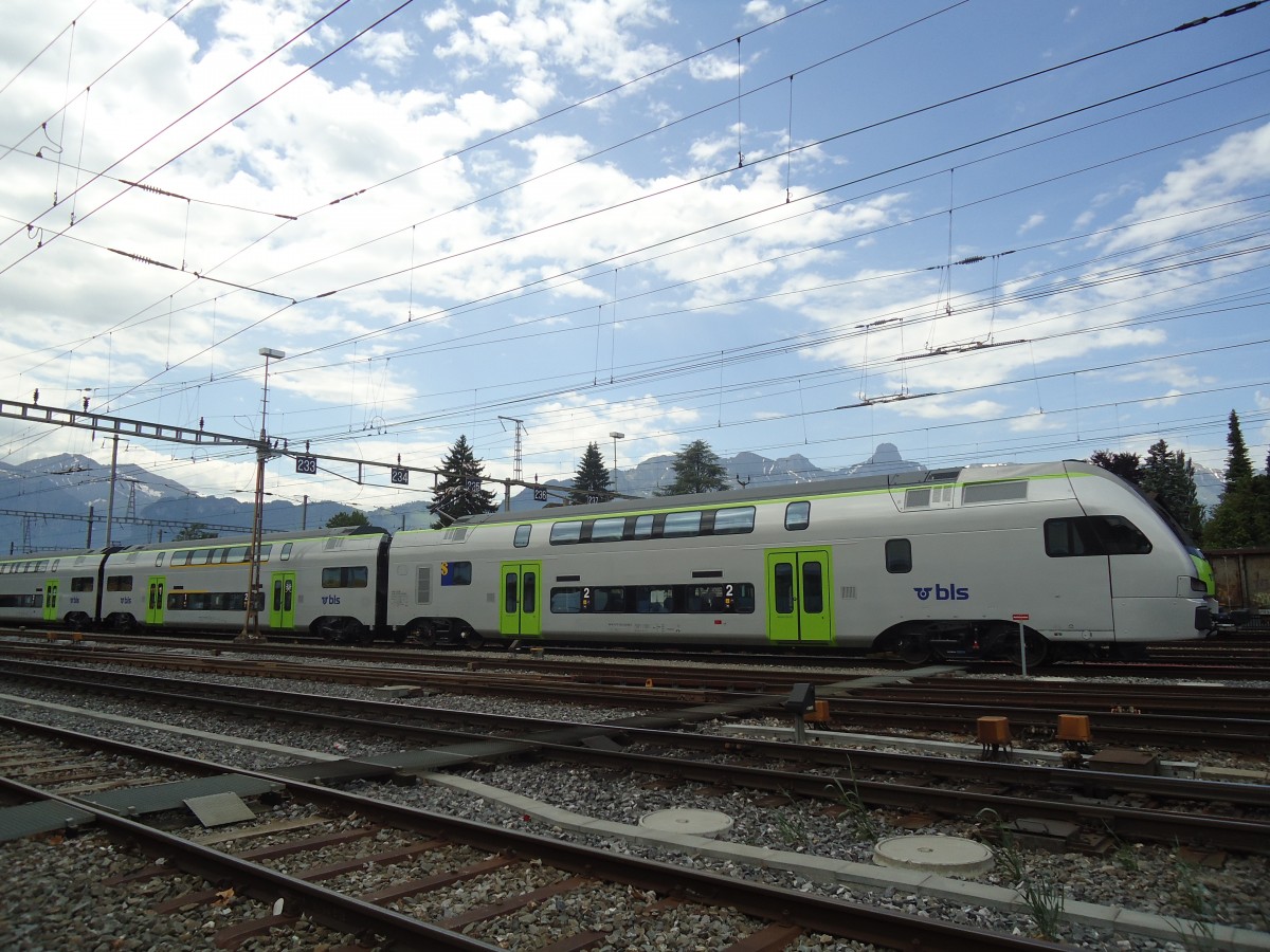 (139'320) - Der neue BLS-Doppelstockzug am 7. Juni 2012 beim Bahnhof Thun