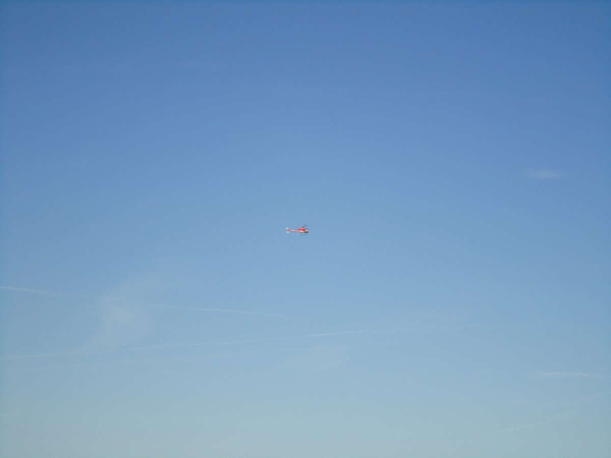 (139'863) - Ein Helikopter hoch ber dem Creux du Van am 17. Juni 2012