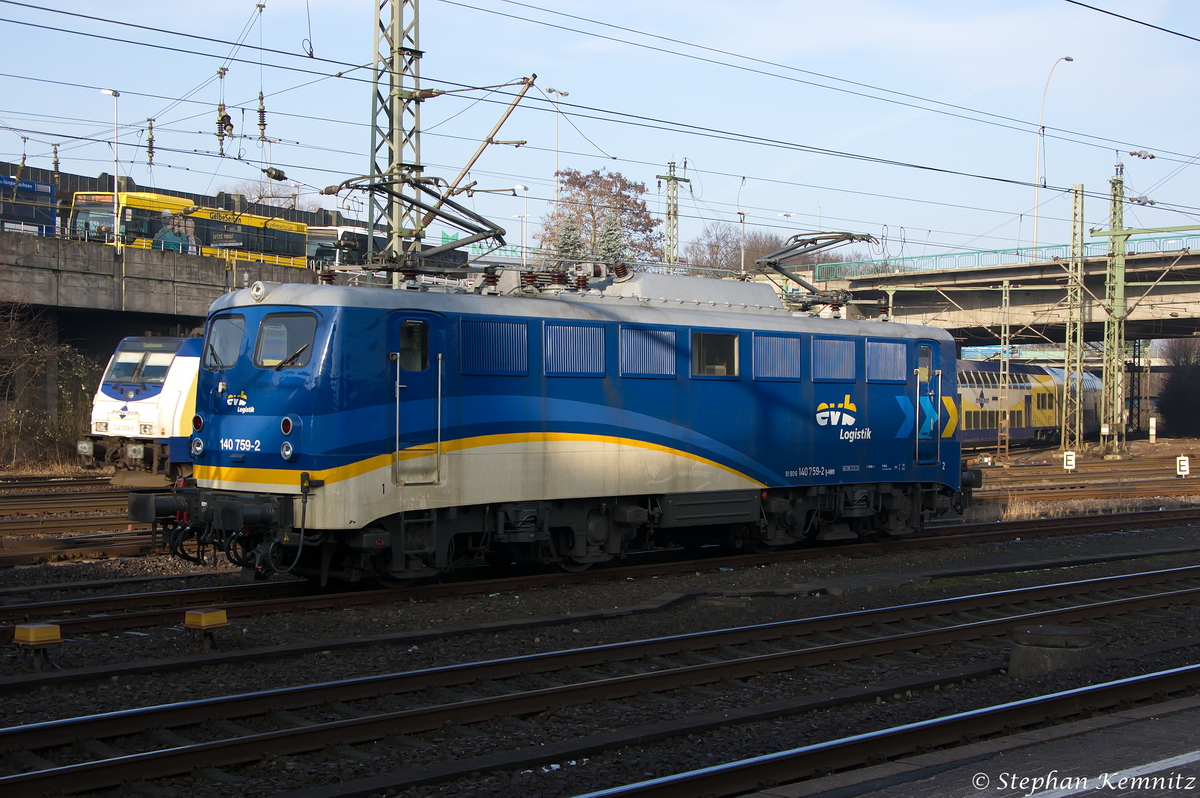 140 759-2 der evb Logistik stand in Hamburg-Harburg abgestellt und hatte auf neue Einsetzte gewartet. Zur gleichen Zeit hatte die 246 009-5 mit dem metronom (ME 81513) nach Cuxhaven, Hamburg-Harburg verlassen. 04.02.2014