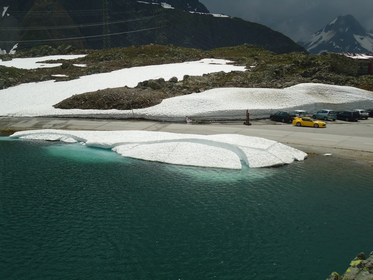 (140'315) - Schnee und Wassen auf dem Nufenenpass am 1. Juli 2012