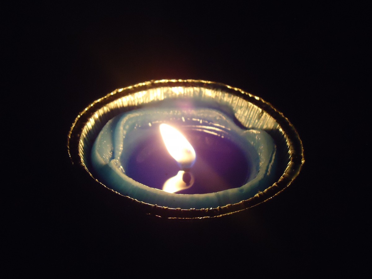 (140'902) - Kerzenlicht gegen Mcken am 25. Juli 2012