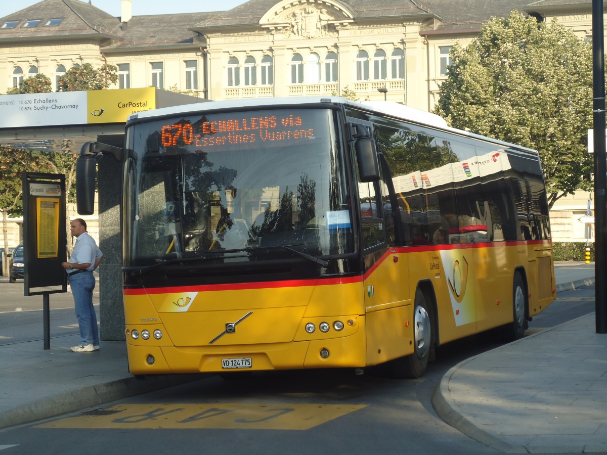 (140'961) - CarPostal Ouest - VD 124'775 - Volvo am 27. Juli 2012 beim Bahnhof Yverdon