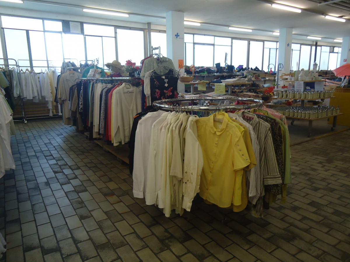(141'089) - Die Kleiderabteilung im BrockiShop am 14. August 2012