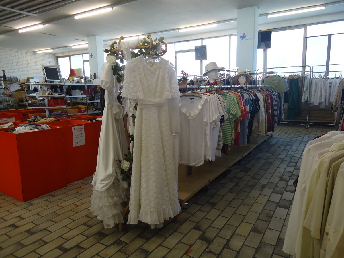 (141'090) - Die Kleiderabteilung im BrockiShop am 14. August 2012
