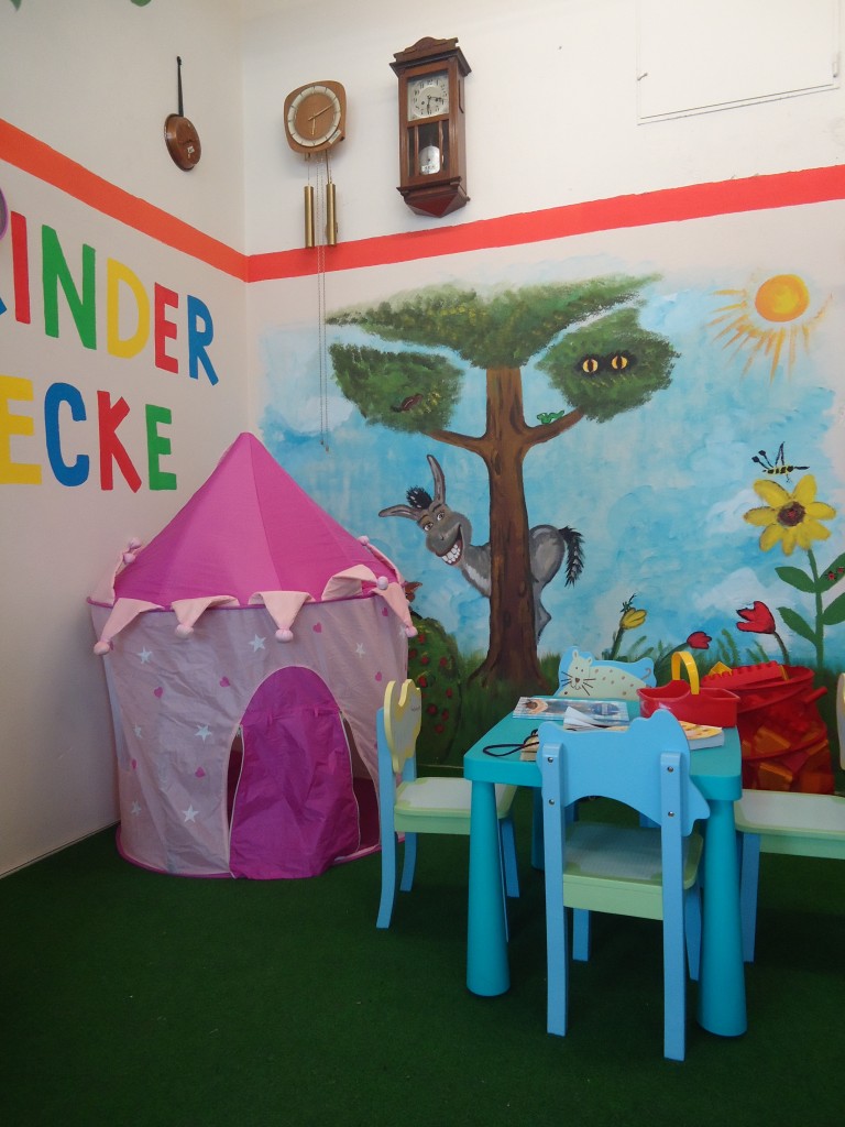 (141'099) - Die Kinderspielecke im BrockiShop am 14. August 2012