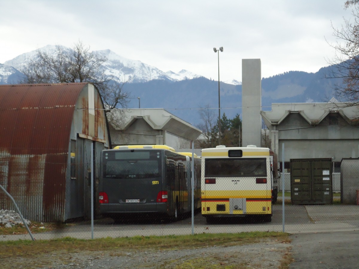 (142'271) - STI Thun - Nr. 143/BE 801'143 + Nr. 71 - MAN am 25. November 2012 in Thun, Waffenplatz