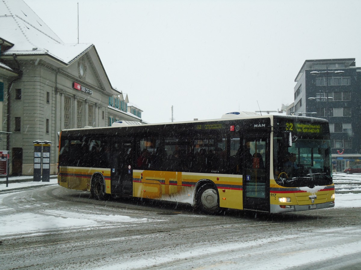 (142'295) - STI Thun - Nr. 117/BE 700'117 - MAN am 2. Dezember 2012 beim Bahnhof Thun