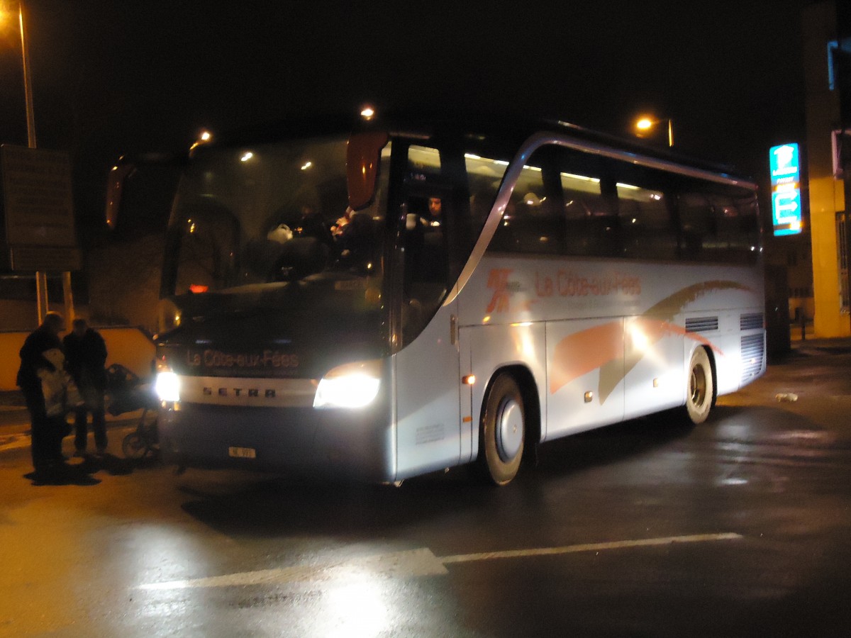 (142'425) - Aus der Schweiz: Auto-Transports, La Cte-aux-Fes - NE 993 - Setra am 8. Dezember 2012 in Colmar, Place Lacarre