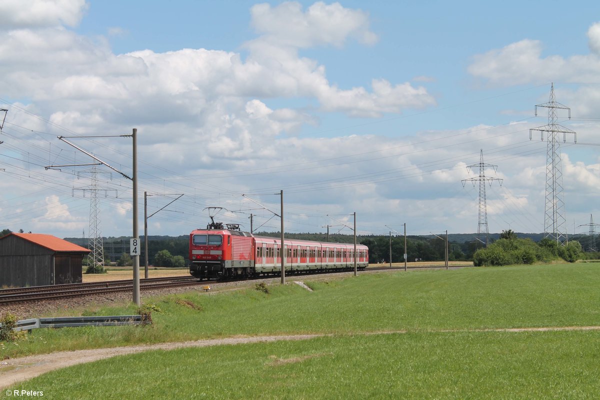 143 045 schiebt die S2 Roth - Altdorf bei Nürnberg zwischen Winkelhaid und Ludersheim. 03.07.20