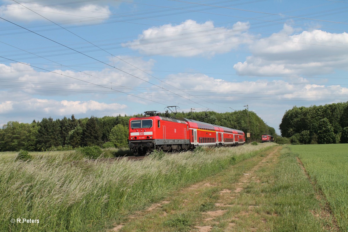 143 107 zieht bei der Stromkreistrennstelle Bischofsheim die RB75 15724 Aschaffenburg - Wiesbaden. 20.05.15