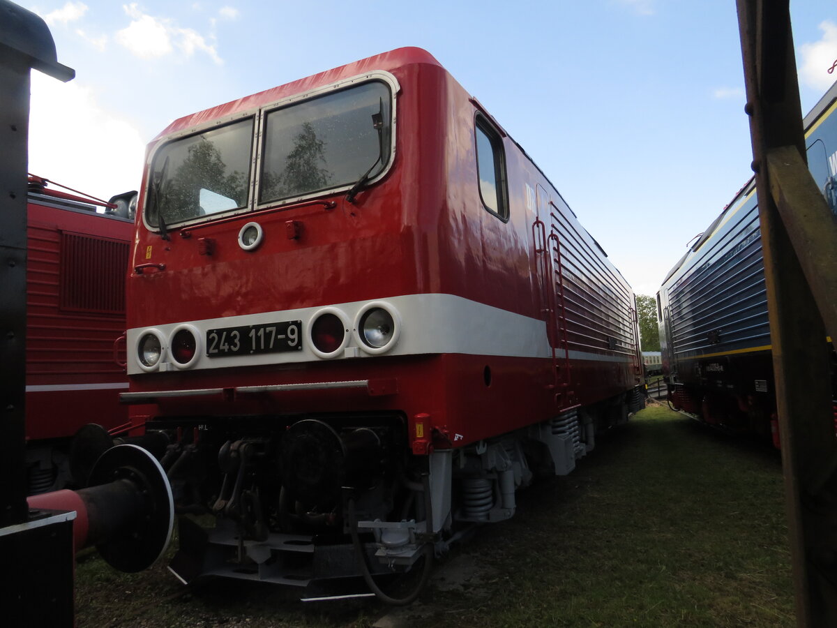 143 117-0 (243 117-9) von TEV Weimar beim 30. Weimarer Eisenbahnfest am 24.5.2025