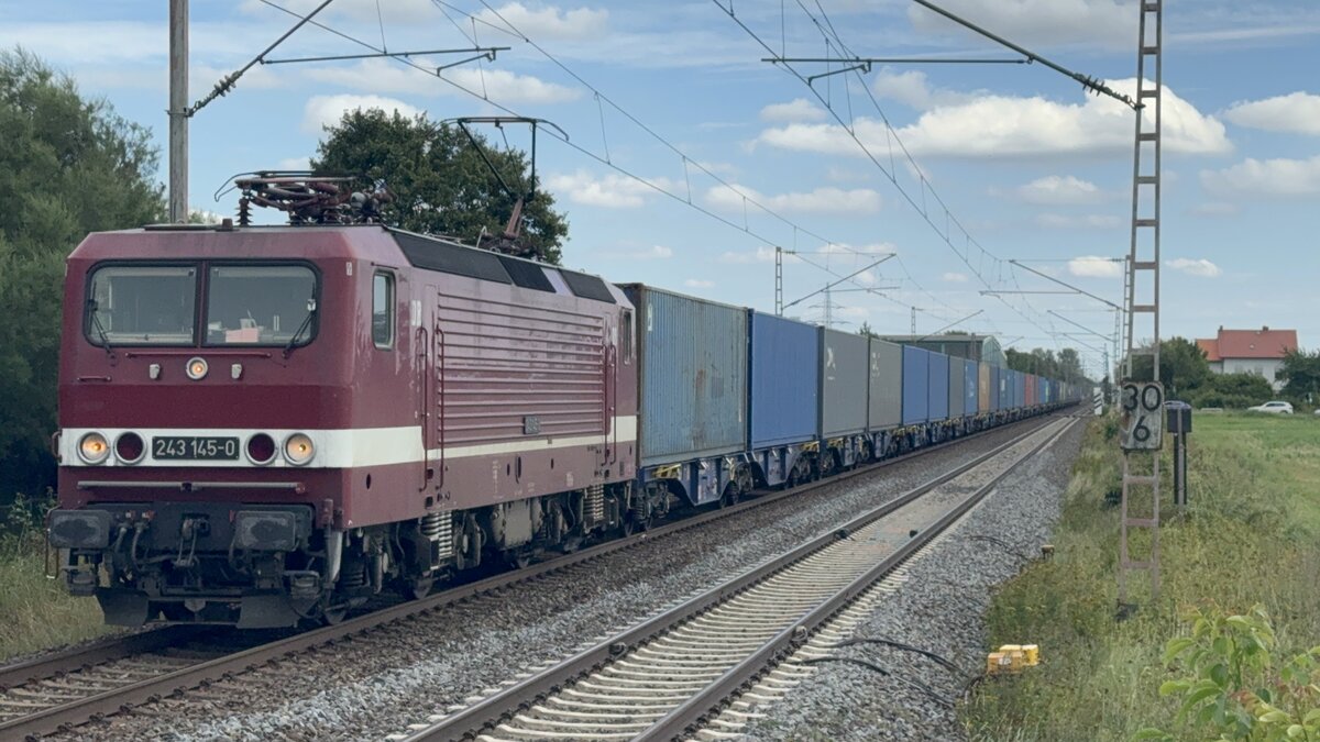 143 145 (243 145-0) DeltaRail mit Containerzug durch Vhrum am 16.08.2024