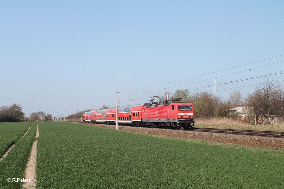 143 171-7 erreicht in wenigen Minuten Leipzig HBF mit dem RE 17689 Magdeburg - Leipzig bei Podelwitz. 29.03.14