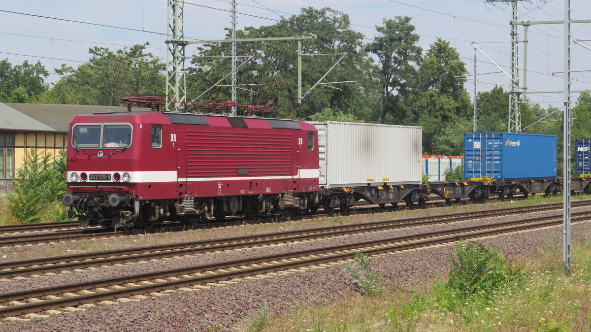 143 179 (243 179-9) DeltaRail mit Containerzug durch Magdeburg Hbf am 25.07.2022